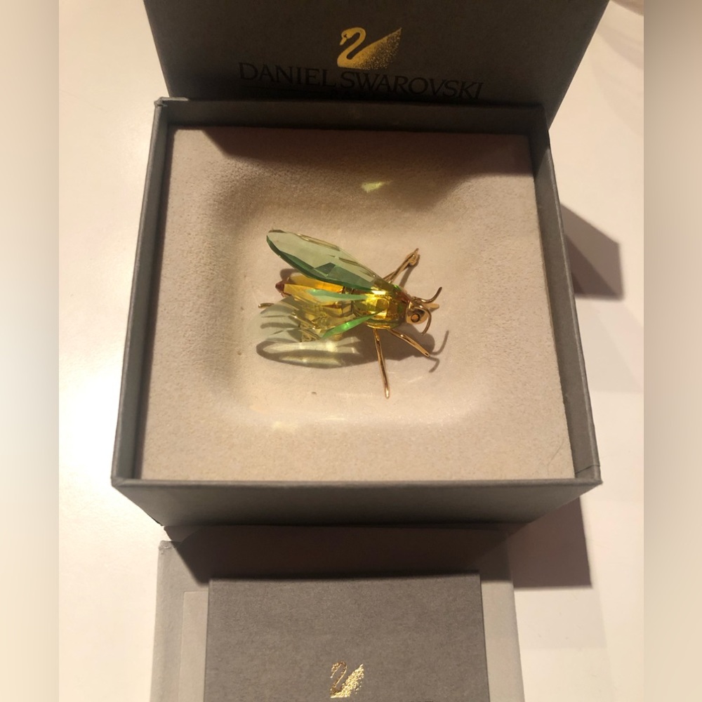 NWT in box Daniel Swarovski green Crystal & 925 SS gold plated fly pin w/ pouch